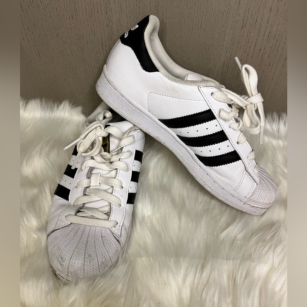 Kids adidas fits a women’s 7